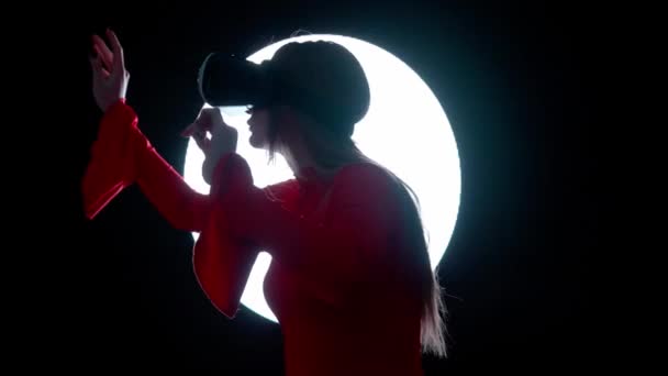 Concepto Tecnología Visual Digital Mujer Silueta Gafas Realidad Virtual Pie — Vídeos de Stock