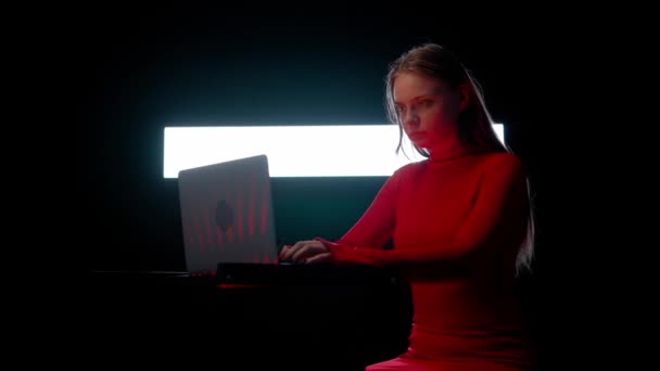 Konzept Der Digitalen Bildtechnologie Junge Frau Mit Laptop Gegen Digitale — Stockvideo