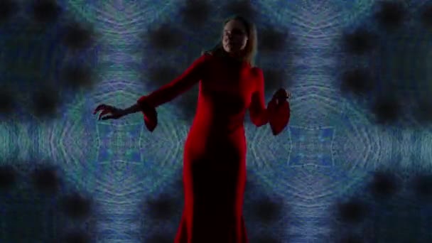 デジタルビジュアルテクノロジーコンセプト デジタル壁に対する女性モデル クラブのサイケデリック抽象的な背景を持つデジタルスクリーンウォールの前で踊る赤いドレスの女性 — ストック動画