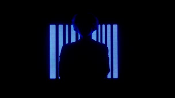 デジタルビジュアルテクノロジーコンセプト 大きなデジタル壁に対する男性 ダーククラブでネオンシンボルを背景にストロボするデジタルスクリーンウォールの前にポーズする男のシルエット — ストック動画