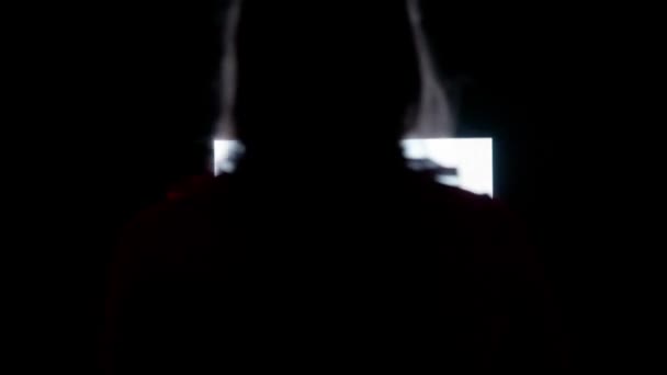 디지털 디지털 실루엣 클럽에서 디지털 스크린 앞에서 러너웨이 캣워크 — 비디오