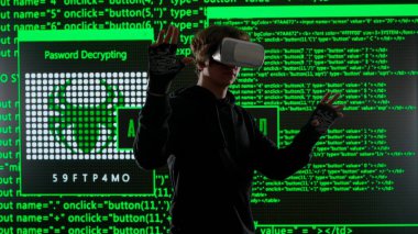 Siberpunk görsel teknoloji yaratıcı konsepti. Stüdyoda büyük dijital duvara karşı duran biri. Sanal gerçeklik gözlüklü hacker veritabanına sızıyor, dijital ekran siber kod veri görsel arka planı.