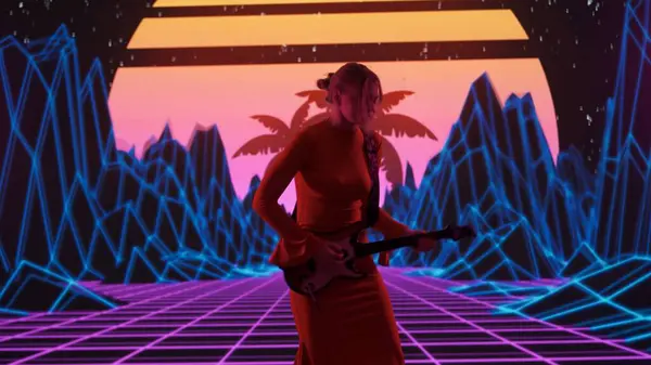 サイバーパンクビジュアルテクノロジークリエイティブコンセプト スタジオの大きなデジタル壁に反対する人 女性は電子ギターのゲームのコントローラー ネオン サイバー グラフィックの視覚的な背景が付いているデジタル スクリーンで演奏します — ストック写真
