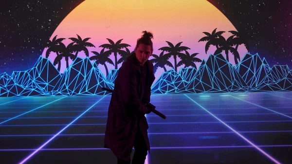 サイバーパンクビジュアルテクノロジークリエイティブコンセプト スタジオの大きなデジタル壁に反対する人 デジタルスクリーンネオンサイバーグラフィックビジュアル背景の前に日本刀カタナで演じる男サムライ — ストック写真