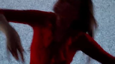 Dijital görsel teknoloji kavramı. Dijital duvara dayanmış bir kadın model. Kadın silueti dijital ekranın önünde dans ediyor. Kulüpte ses arızası var..