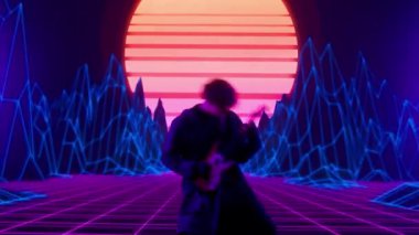 Siberpunk görsel teknoloji yaratıcı konsepti. Stüdyoda büyük dijital duvara karşı duran biri. İnsan elektronik gitar oyunu kontrolöründe oynar, neon siber grafik arkaplanlı dijital ekran.