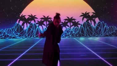 Siberpunk görsel teknoloji yaratıcı konsepti. Stüdyoda büyük dijital duvara karşı duran biri. Japon kılıcıyla hareket eden samuray dijital ekranın önünde neon ışıklı görsel arka plan.