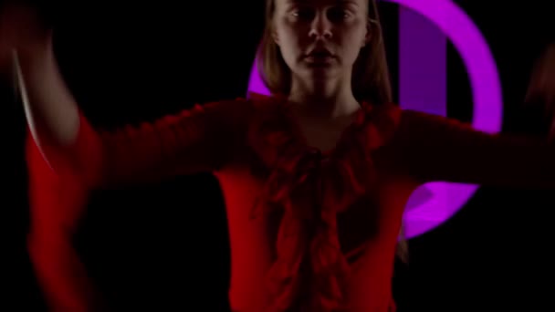 デジタルビジュアルテクノロジーコンセプト デジタル壁に対する女性モデル クラブのネオンストロボシンボルを背景にデジタルスクリーンウォールの前にポーズする女性のシルエットダンス — ストック動画
