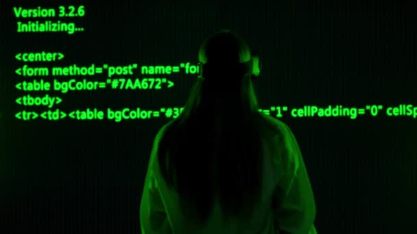 サイバーパンクビジュアルテクノロジークリエイティブコンセプト スタジオの大きなデジタル壁に反対する人 デジタルスクリーンサイバーグラフィックコードデータビジュアルバックの前にバーチャルリアリティグラスで女性ハッカー — ストック動画
