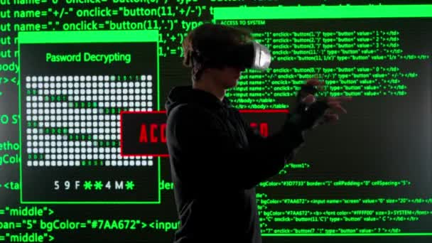 サイバーパンクビジュアルテクノロジークリエイティブコンセプト スタジオの大きなデジタル壁に反対する人 メニューデータベース デジタルスクリーンサイバーコードデータビジュアルバックを使用してハッキングVcメガネの男ハッカー — ストック動画