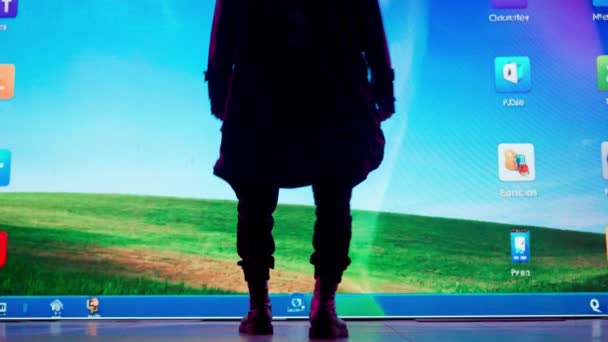 サイバーパンクビジュアルテクノロジークリエイティブコンセプト スタジオの大きなデジタル壁に反対する人 人間は サイバーグラフィックビジュアル背景仮想現実映像でデジタル画面に触れる膝の上に立っています — ストック動画