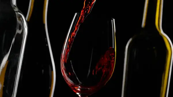 Close Image Capturing Dynamic Moment Red Wine Being Poured Clear — Stock Photo, Image
