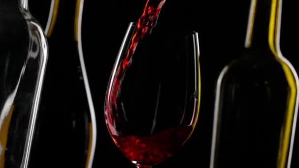 Kırmızı Şarabın Dinamik Anı Berrak Bir Şarap Bardağına Dökülüyor Koyu — Stok video