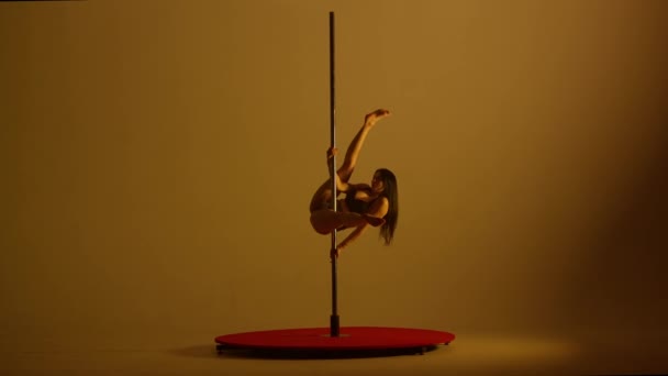 Ung Plastkvinna Utför Akrobatiska Trick Påle Dancer Visar Sportiga Danstrick — Stockvideo