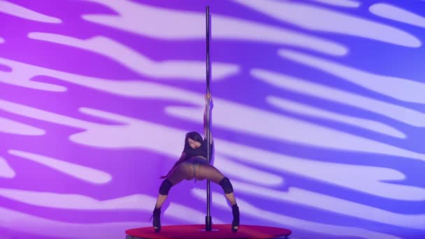 Piękna Szczupła Kobieta Tańcząca Słupie Tancerka Wykonuje Elementy Choreografii Studiu — Wideo stockowe