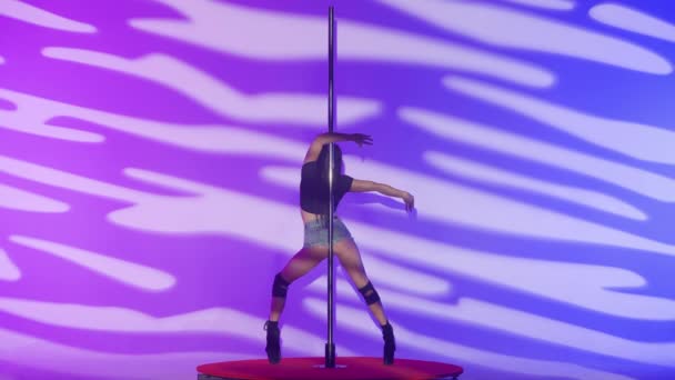 ピロンの上で踊る美しいスレンダーの女性 女性ダンサーがピロンの回転スタジオで振付の要素を実行 — ストック動画