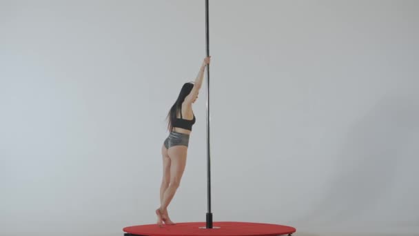 Ung Plastkvinna Utför Akrobatiska Trick Påle Dancer Visar Atletisk Dans — Stockvideo