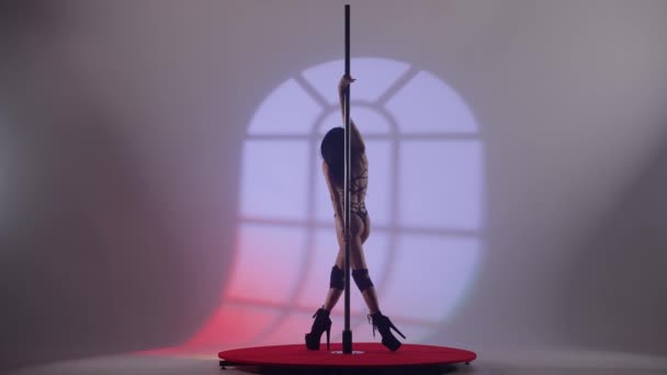 Mulher Sexy Bonita Executa Elementos Dança Erótica Pólo Dançarina Realiza — Vídeo de Stock