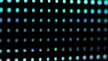 Dijital LED panelin makro görüntüsü. Resim, bir ızgarada sıralanmış RGB piksellerini vurgular. Ekranda yanıp sönen ve epileptik arızalar.
