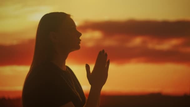 Silhouette Una Giovane Femmina Che Prega Piegando Palmi Delle Mani — Video Stock