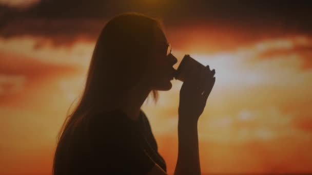 Silhouette Einer Jungen Frau Die Kaffee Aus Einer Papptasse Trinkt — Stockvideo
