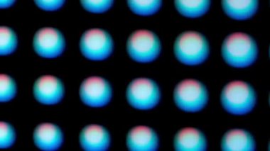 Dijital LED panelin makro görüntüsü. Resim, bir ızgarada sıralanmış RGB piksellerini vurgular. Ekranda yanıp sönen ve epileptik arızalar.