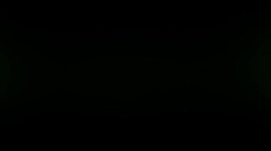 Dijital LED panelin detaylı bir yakın çekimi. Görüntü, elektronik ekranların arkasındaki karmaşık teknolojiyi gösteren, bir ızgarada sıralanmış bireysel RGB piksellerini vurgular.