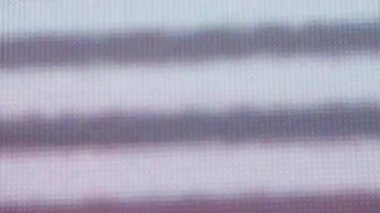 Dijital LED ekranın parlak RGB noktalarının makro görüntüsü. Görüntü bireysel pikselleri gösteriyor. Ekran titreşimi, çizgiler, arızalar yaratıyor..