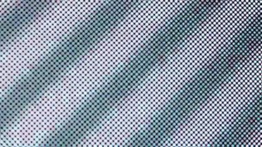 Dijital LED ekranın parlak RGB noktalarının makro görüntüsü. Görüntü bireysel pikselleri gösteriyor. Ekran titreşimi, çizgiler, arızalar yaratıyor..