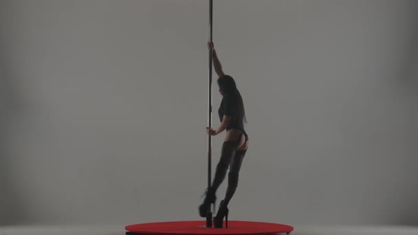 Plastic Young Woman Performs Acrobatic Tricks Pole Exotic Dancer Demonstrates — Stock Video
