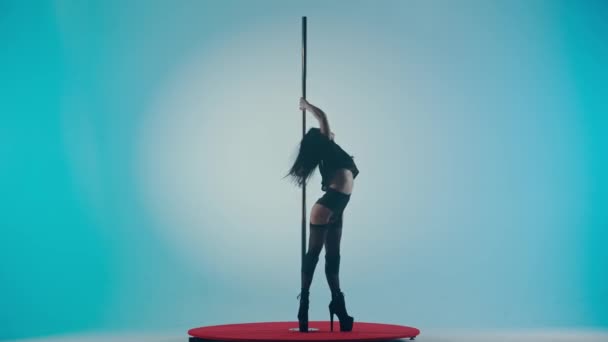 Ung Plastkvinna Utför Akrobatiska Trick Påle Exotisk Dansare Demonstrerar Danstrick — Stockvideo