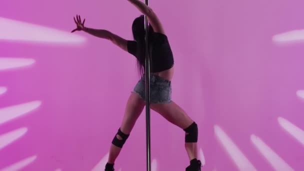 Junge Spektakuläre Frau Tanzt Erotischen Tanz Auf Der Stange Langhaarige — Stockvideo