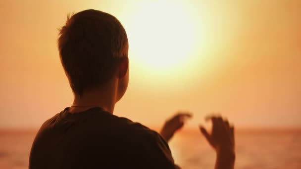 Dalam Video Ini Siluet Seorang Pria Terhadap Latar Belakang Matahari — Stok Video