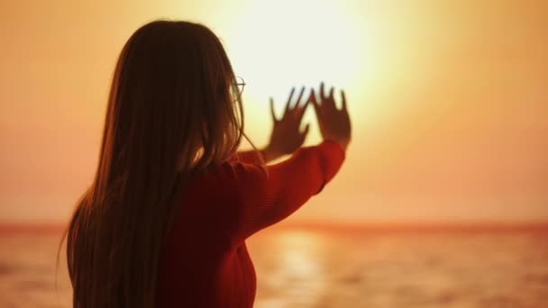 Изображение Запечатлевает Спокойный Момент Женщина Протягивает Руку Коснуться Заходящего Солнца — стоковое видео