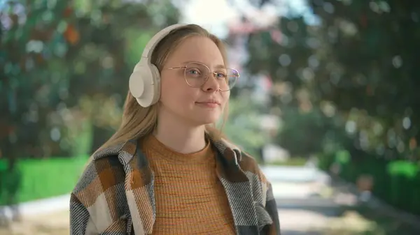 Een Jonge Vrouw Die Naar Muziek Luistert Een Grote Draadloze — Stockfoto