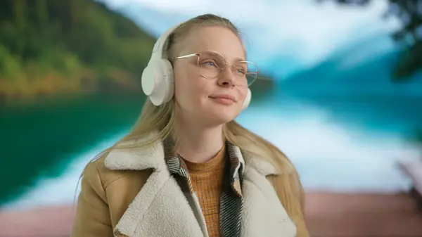 Mujer Joven Escuchando Música Grandes Auriculares Inalámbricos Una Mujer Ropa —  Fotos de Stock
