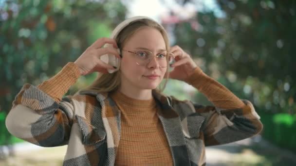 Una Mujer Joven Escuchando Música Grandes Auriculares Inalámbricos Mujer Frente — Vídeo de stock