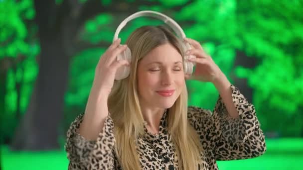 Uma Jovem Mulher Ouvindo Música Grandes Fones Ouvido Sem Fio — Vídeo de Stock