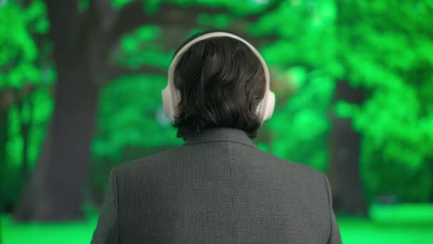 Молодий Чоловік Діловому Костюмі Слухає Музику Великих Бездротових Навушниках Чоловік — стокове відео