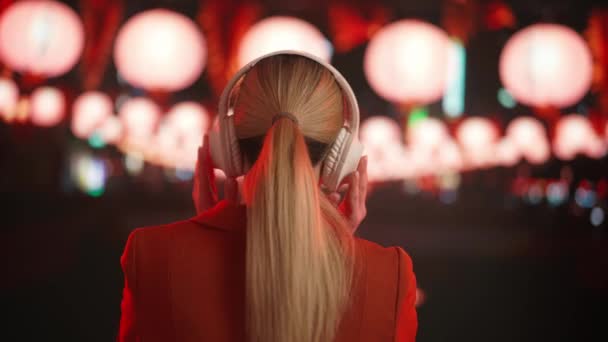 Mujer Joven Escuchando Música Grandes Auriculares Inalámbricos Contra Paisaje Urbano — Vídeo de stock