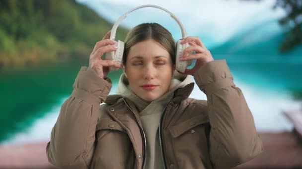 Молода Жінка Слухає Музику Великих Бездротових Навушниках Жінка Теплому Одязі — стокове відео