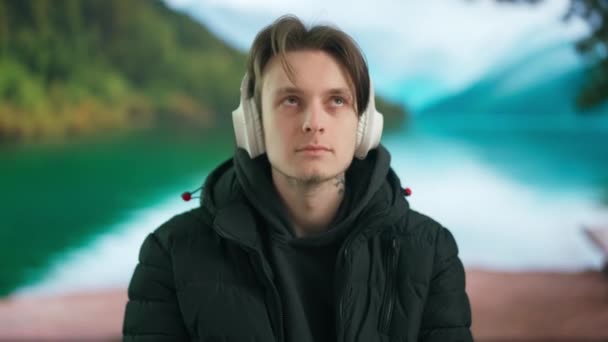 Genç Adam Büyük Kablosuz Kulaklıkla Müzik Dinliyor Yeşil Dağları Gölü — Stok video