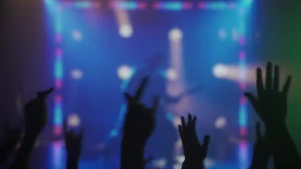 Μια Συγκλονιστική Στιγμή Που Αποτυπώνεται Μια Ζωντανή Συναυλία Μια Σιλουέτα — Αρχείο Βίντεο
