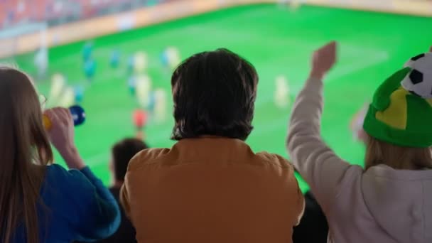 Bir Spor Sahasında Siluet Futbol Fanatiklerinin Heyecan Verici Bir Fotoğrafı — Stok video