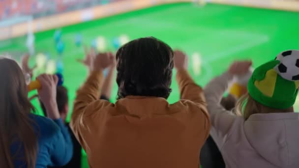 Elektryzująca Migawka Fanów Piłki Nożnej Sylwetki Arenie Sportowej Ramiona Wysoko — Wideo stockowe