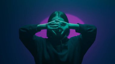 İç ritmini hip hop dansı ile kanalize eden bir kız, renkli spot ışıklarının ışıl ışıl renkleriyle aydınlatılıyor. Her dinamik ve cesur adımın kentsel ifadenin canlı ritmini yansıtmasını izleyin.