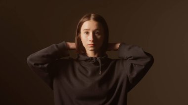 Bir kız dansçı hip hop yapıyor. Solo performans, müzik ve hareket arasındaki güçlü bağlantıyı vurgulayan göz kamaştırıcı çok renkli ışıkların arka planına göre ayarlanır..