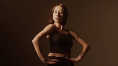 Bir kız dansçı hip hop yapıyor. Solo performans, müzik ve hareket arasındaki güçlü bağlantıyı vurgulayan göz kamaştırıcı çok renkli ışıkların arka planına göre ayarlanır..