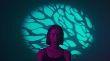 Hip-hop 'un özüne dalın, kızların dans hareketlerinin canlı spot ışıkları altında canlandığı yere. Her adım ve dönüş bir ritim ve sokak dansı kültürü hikayesi anlatıyor.