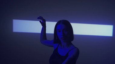 Bu dinamik hip-hop dans videosuyla ritmi yakala. Bir bayan dansçı, performansın canlılığını yansıtan parlak bir spot ışığı altında etkileyici bir set sergiliyor..